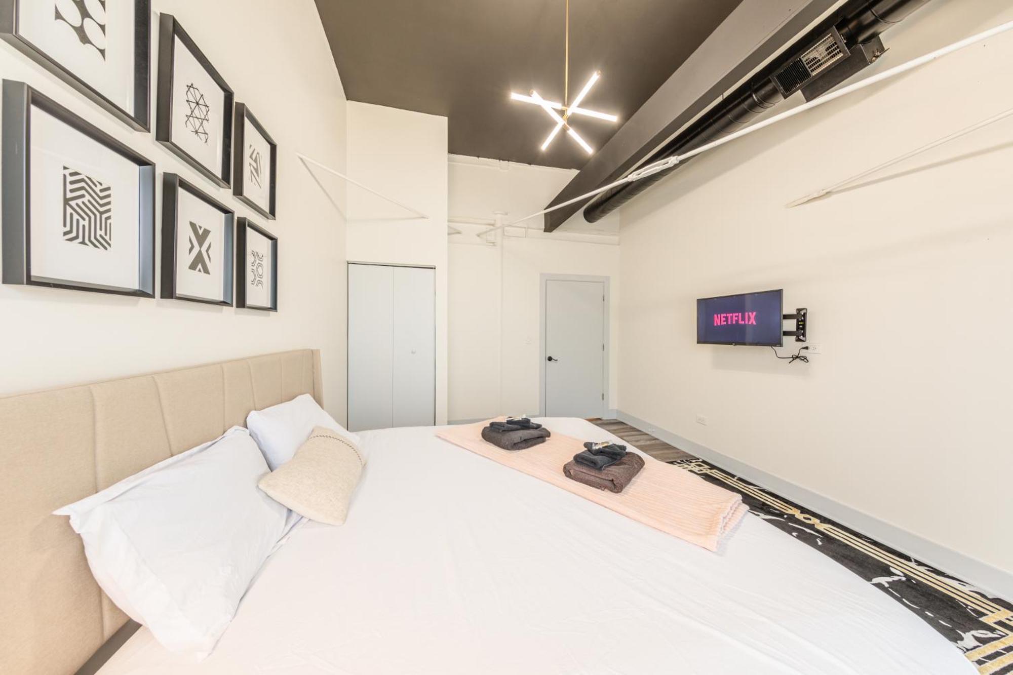 Luxury 5br Retreat Perfect For Groups With Pool Table & Optional Parking Near Mccormick Place And Soldier Field Apartment Chicago
