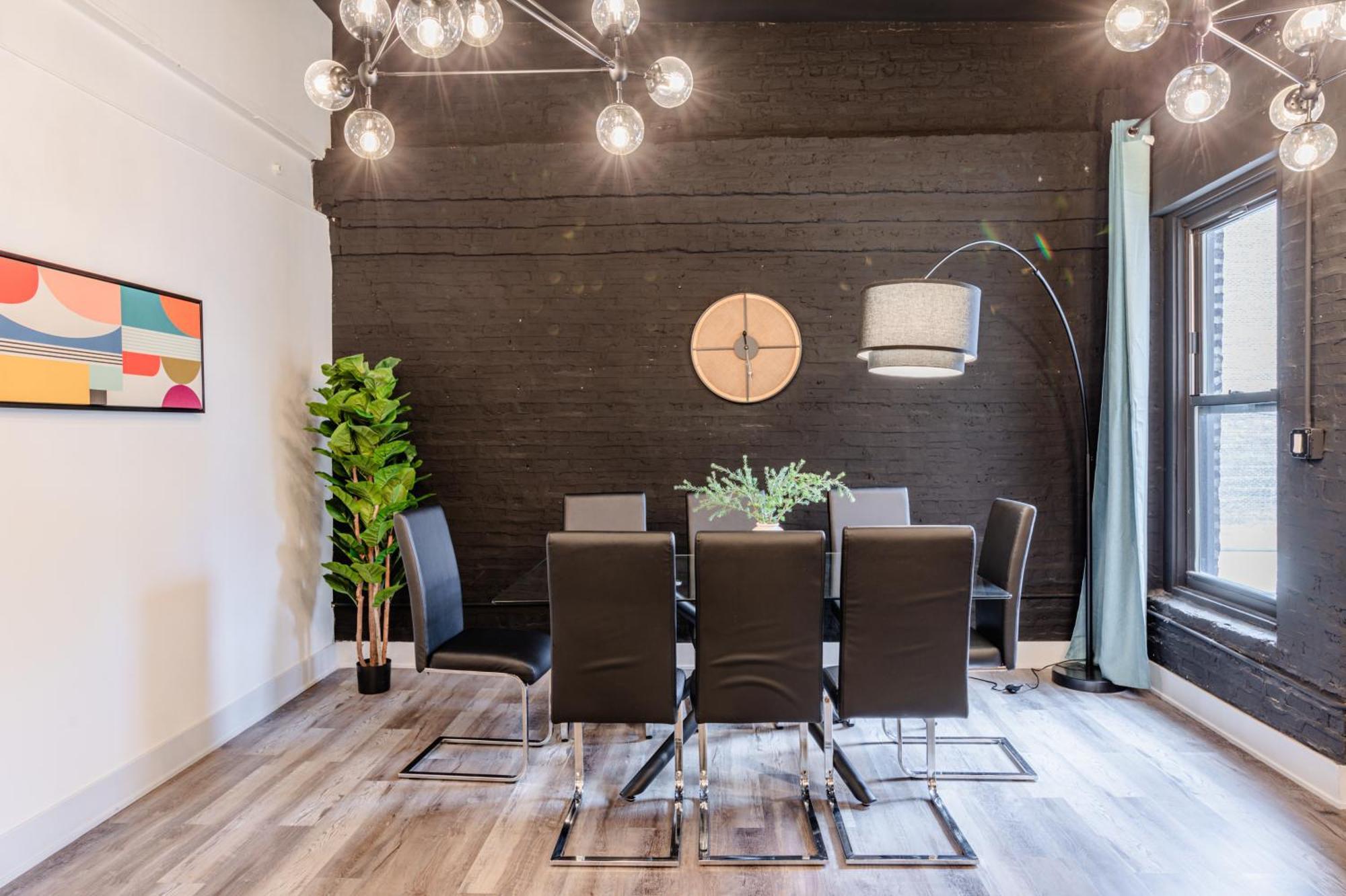 Apartment Luxury 5br Retreat Perfect For Groups With Pool Table & Optional Parking Near Mccormick Place And Soldier Field *