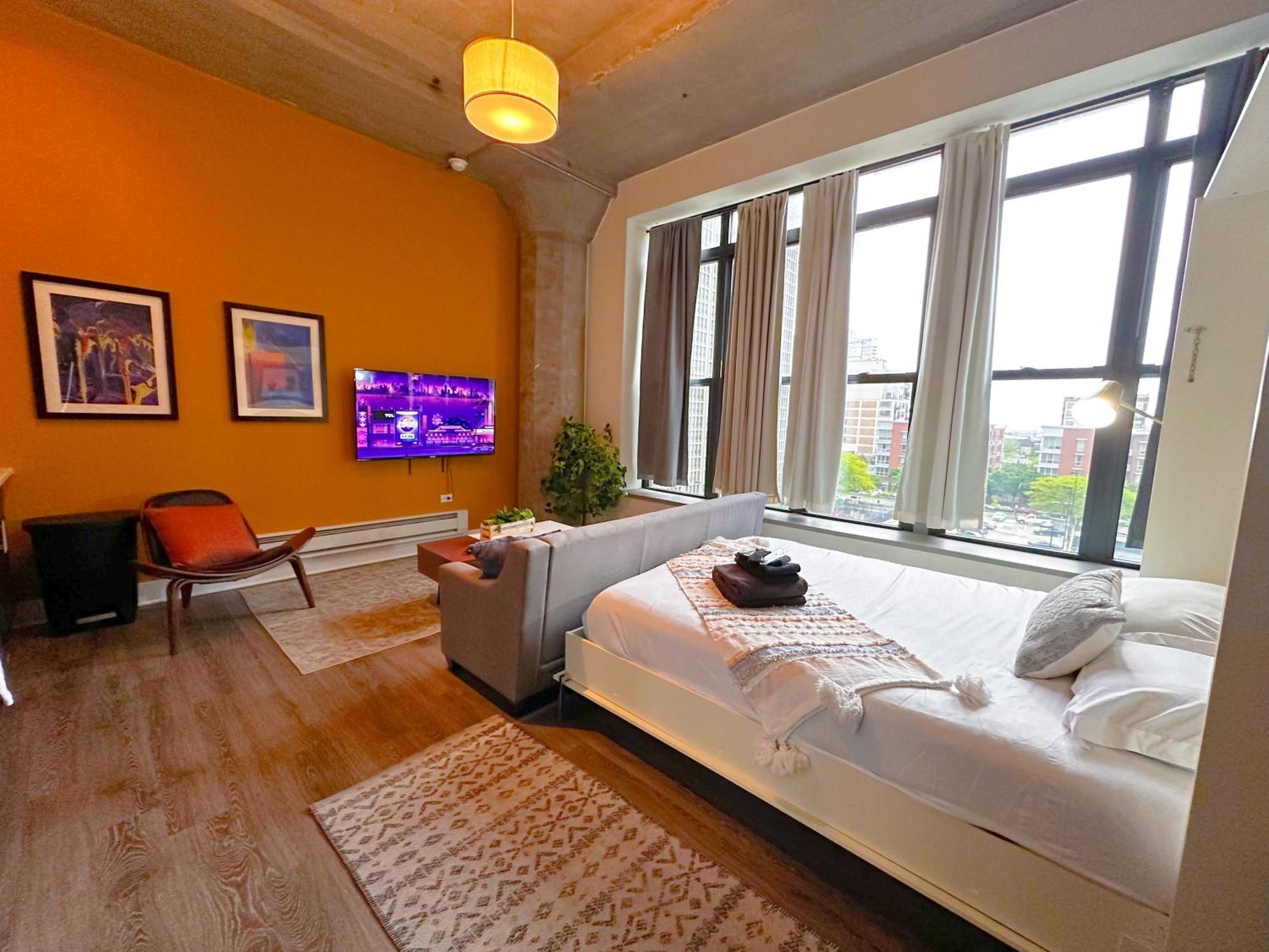 Luxury With Optional Parking And Gym Access Near Mccormick Place, Chinatown And Soldier Field