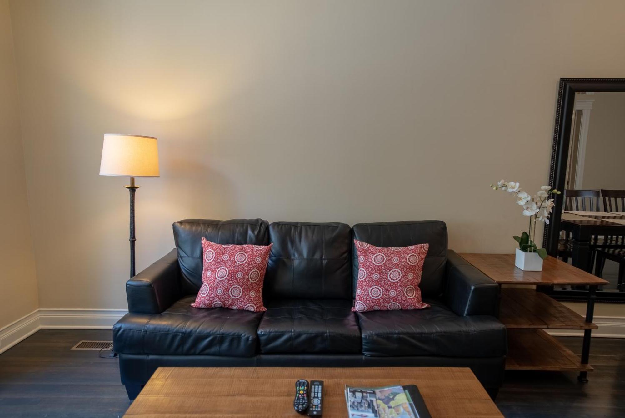 Roscoe Village Apartment *