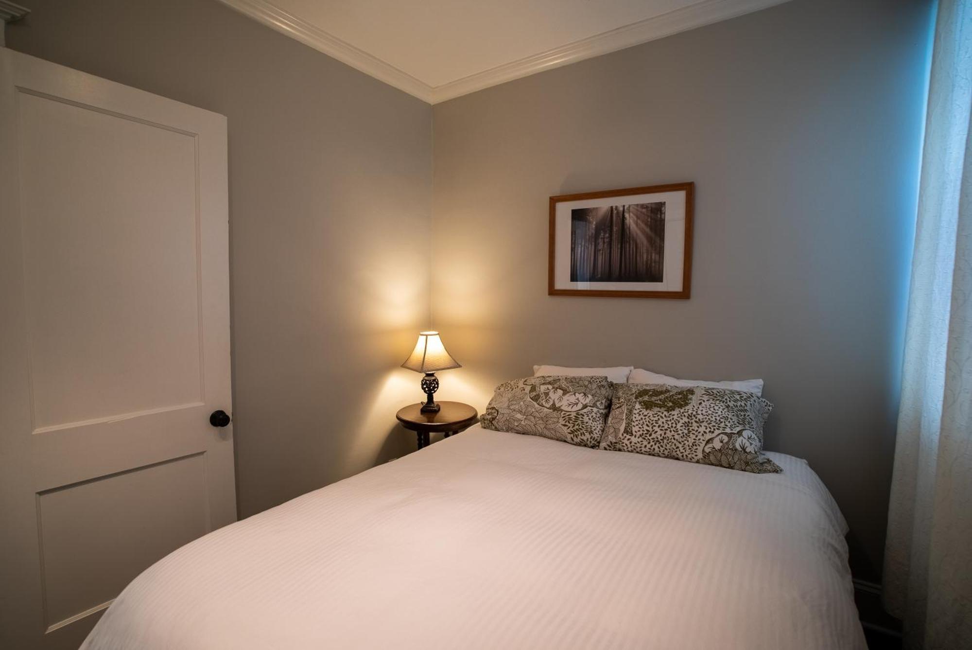 Roscoe Village Apartment *