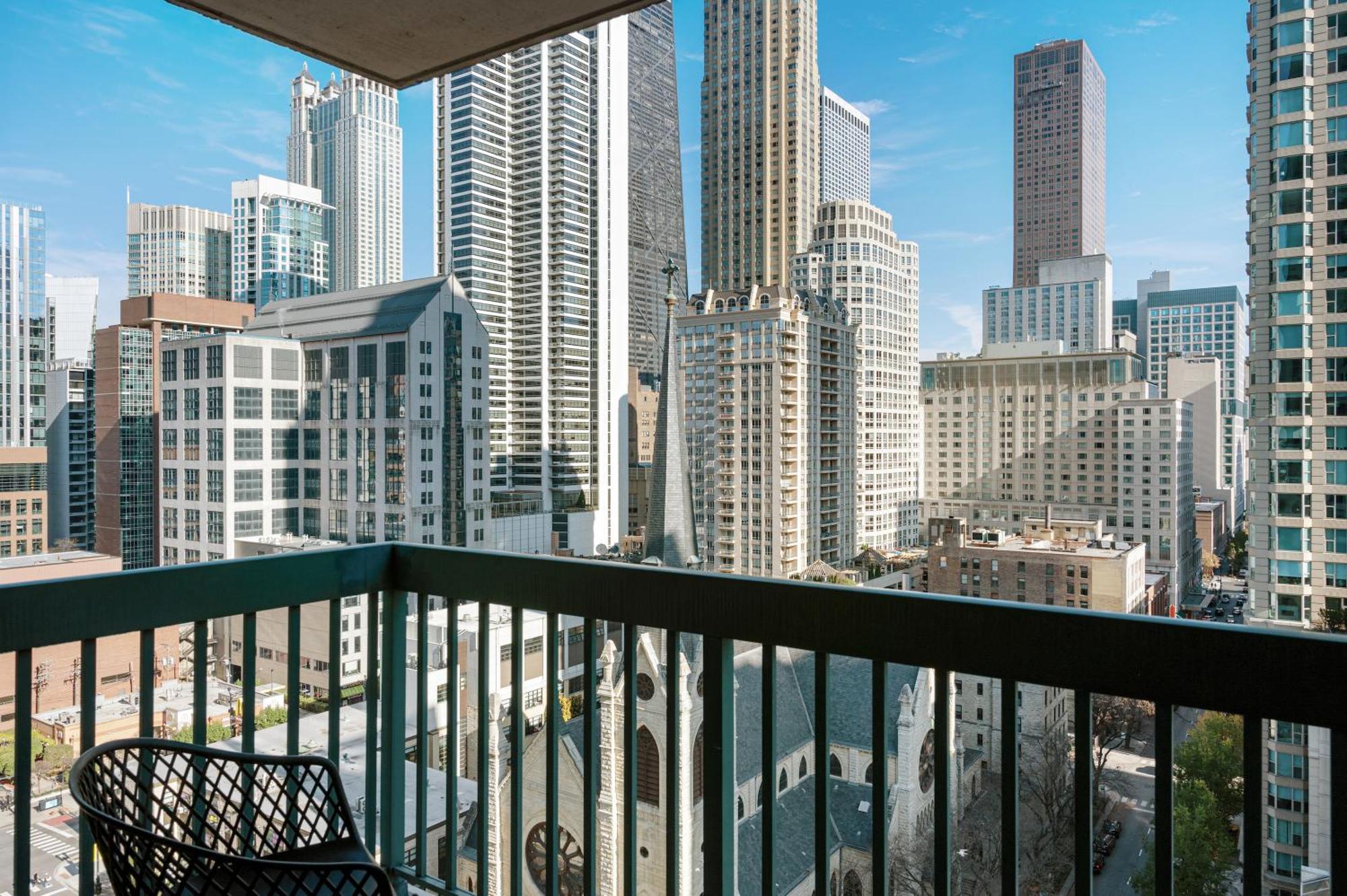 Kasa Magnificent Mile Hotel 4*