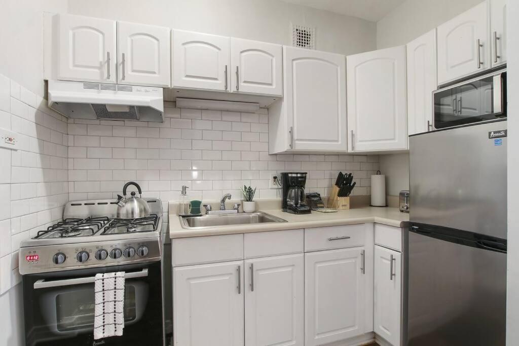 Comfortable Minimalist - Dorchester 203 Apartment *