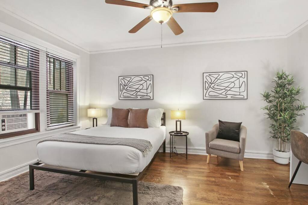 Comfortable Minimalist - Dorchester 203 * Chicago