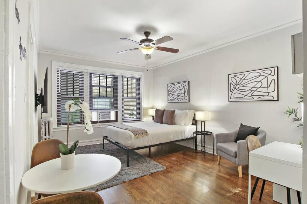 Comfortable Minimalist - Dorchester 203 Apartment *