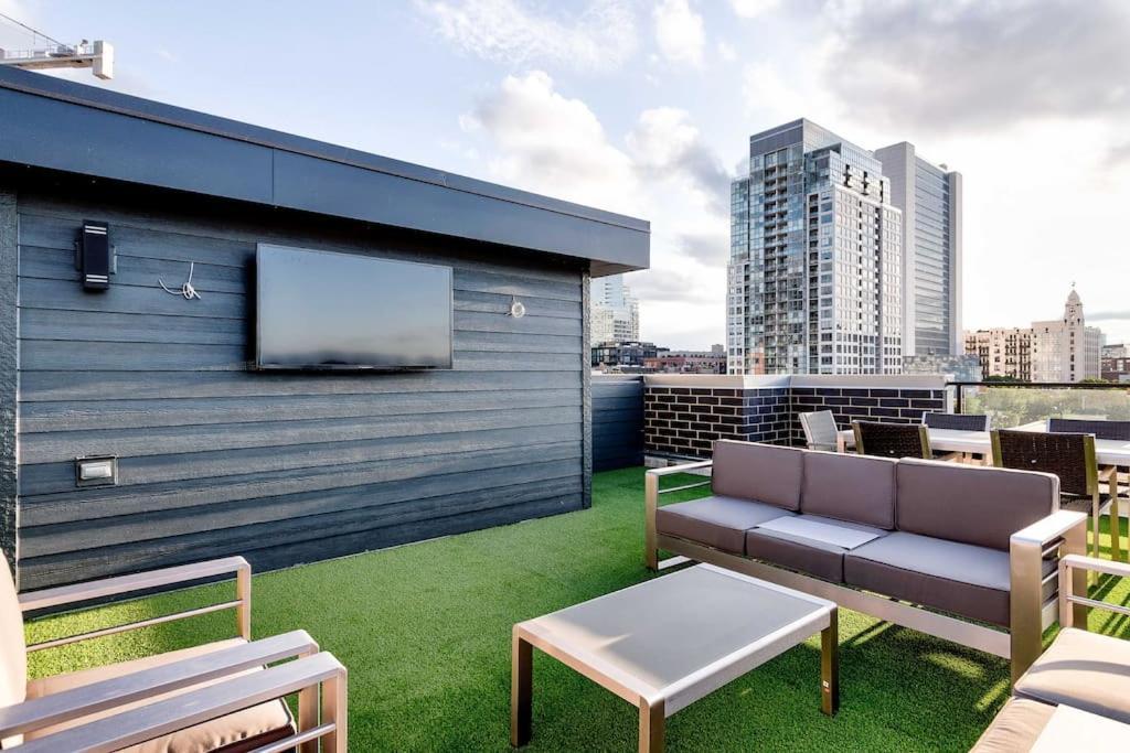 Apartment Breathtaking Chi Unit In River North With Rooftop Deck - Penthouse A - Sleeps 11 *