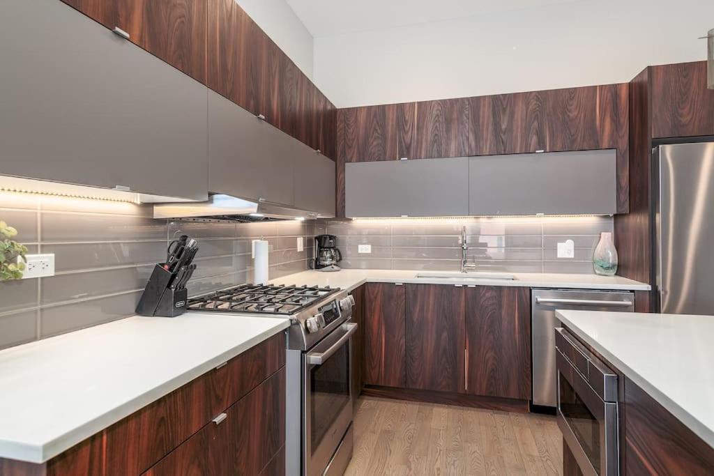 Breathtaking Chi Unit In River North With Rooftop Deck - Penthouse A - Sleeps 11 *