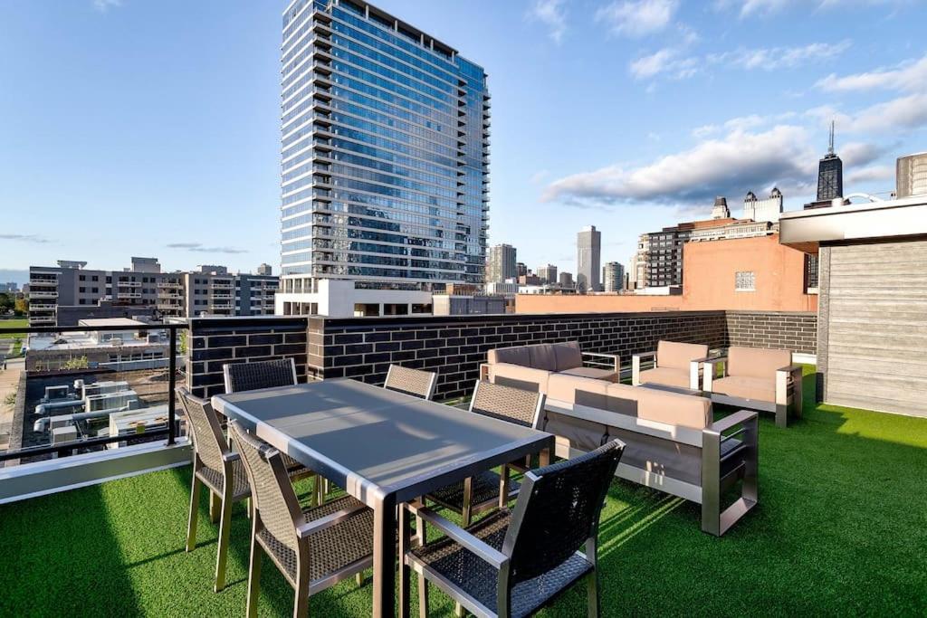 Breathtaking Chi Unit In River North With Rooftop Deck - Penthouse A - Sleeps 11 *