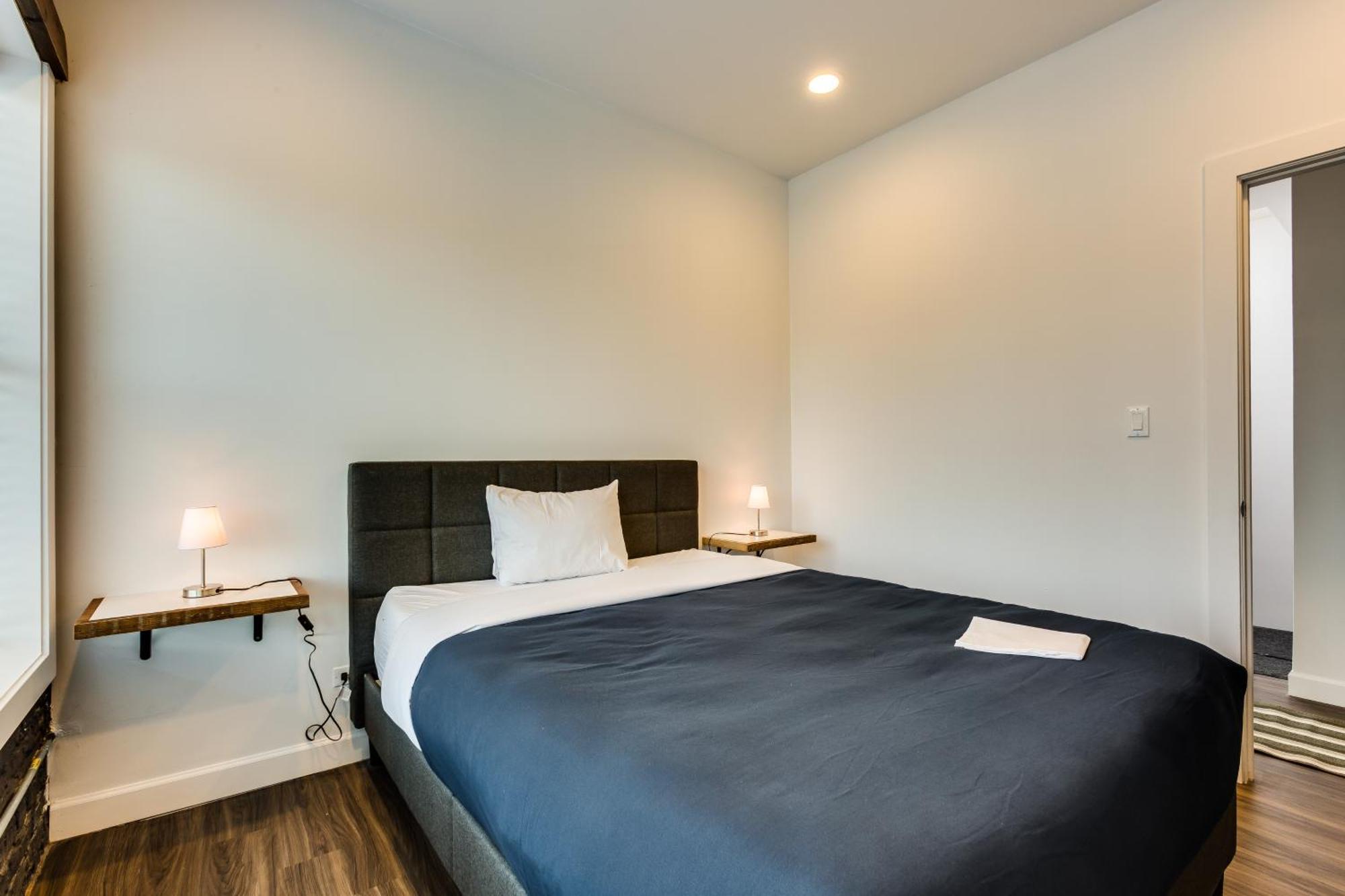 Pet Friendly And For 7! Large Common Areas To Converse And Connect Apts Chicago
