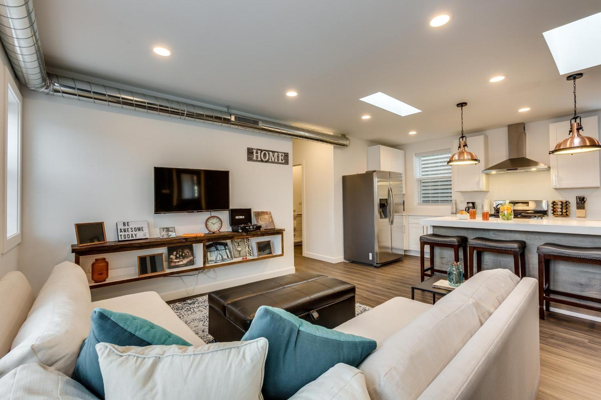 Pet Friendly And For 7! Large Common Areas To Converse And Connect Apts * Chicago