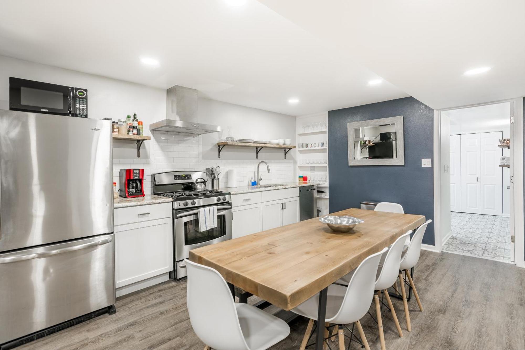 Adults Only - Walk To The United Center! Modern Touches Surround - Check Out The Open Staircase! Apts Chicago