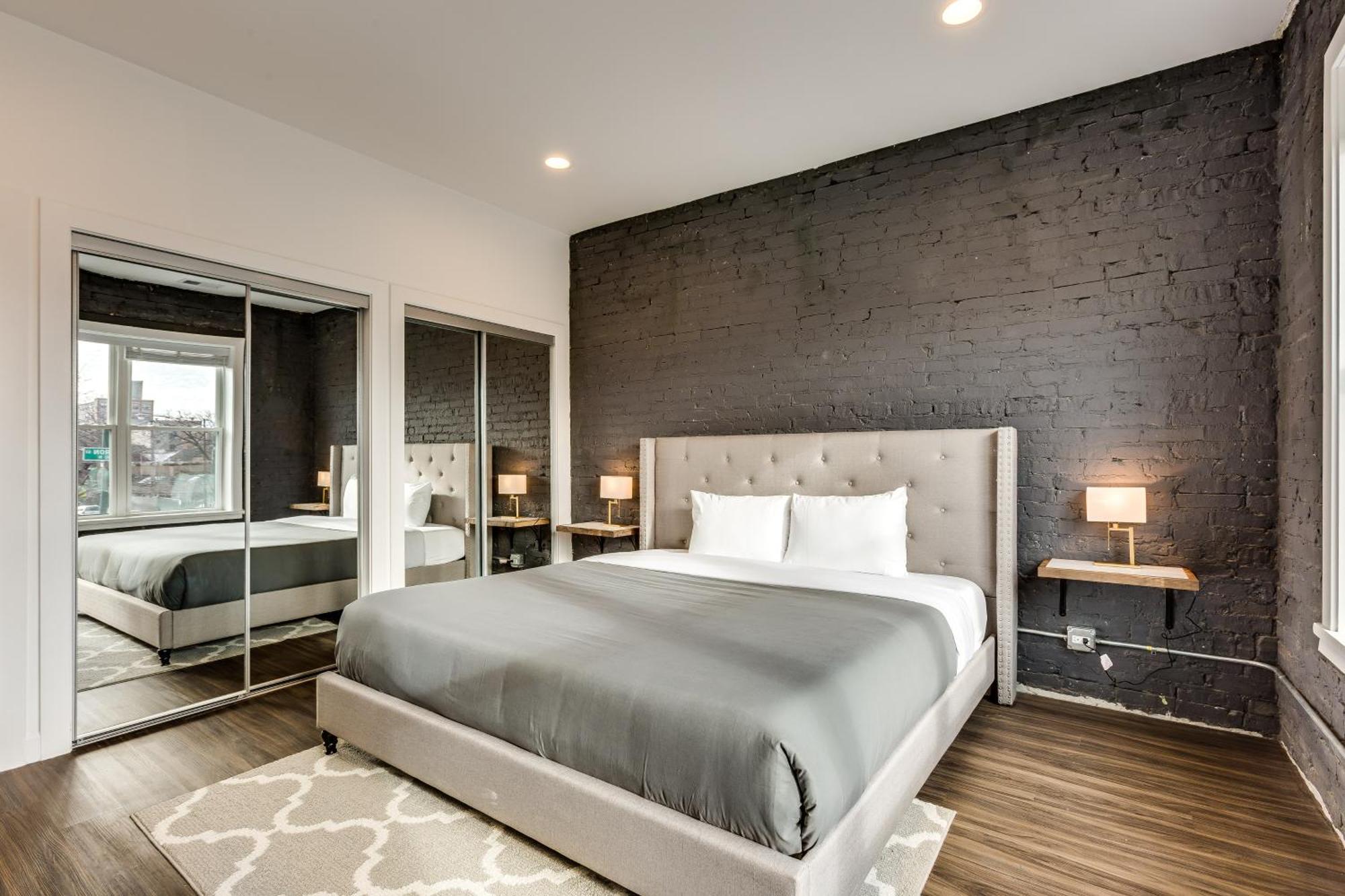 Apartment Pet Friendly And For 7! Large Common Areas To Converse And Connect Apts *
