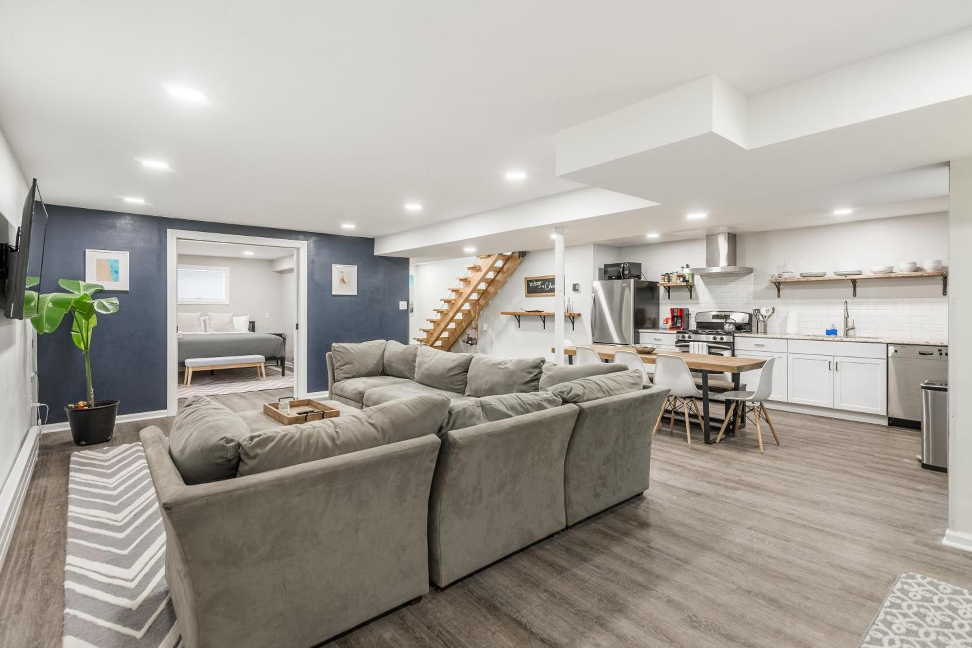 Adults Only - Walk To The United Center! Modern Touches Surround - Check Out The Open Staircase! Apts