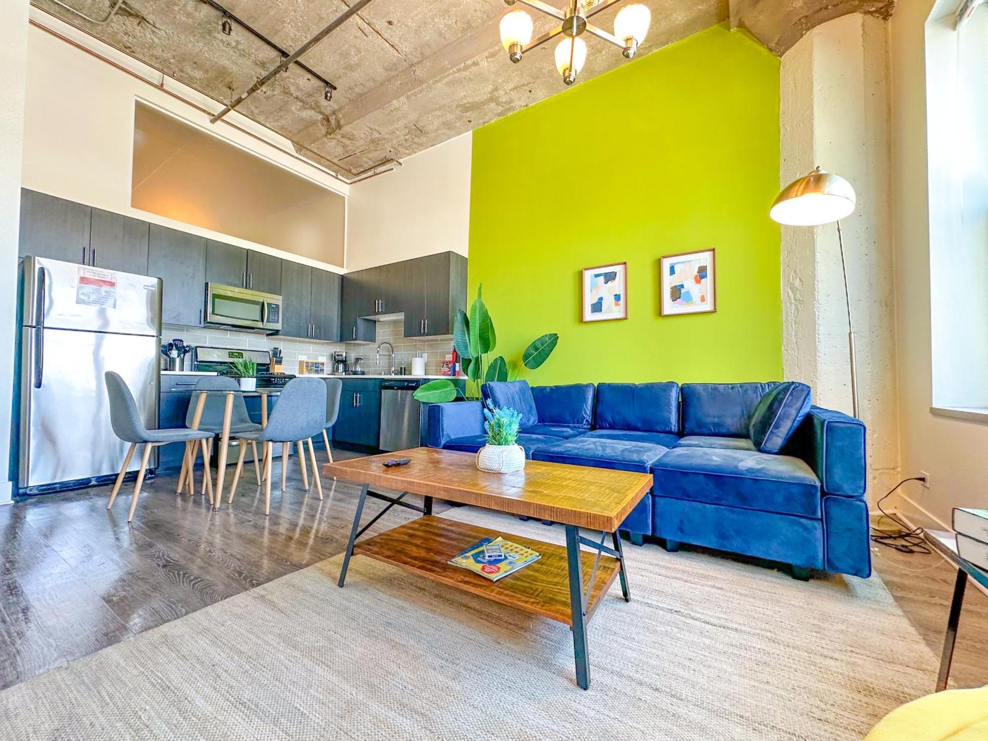Spacious 2br South Loop With Skyline View, Optional Parking And Gym Access Near Mccormick Place And Soldier Field *