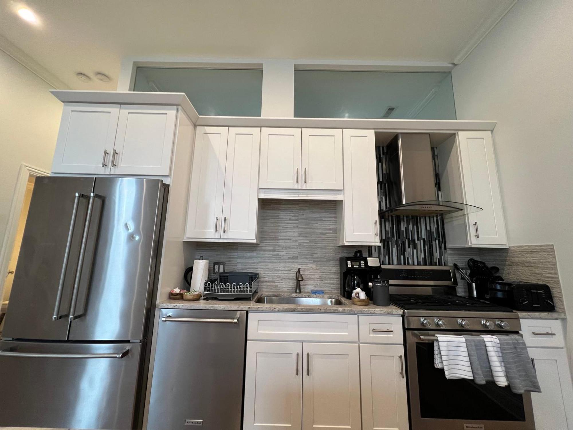 Chic 1 Bedroom W Parking Apartment