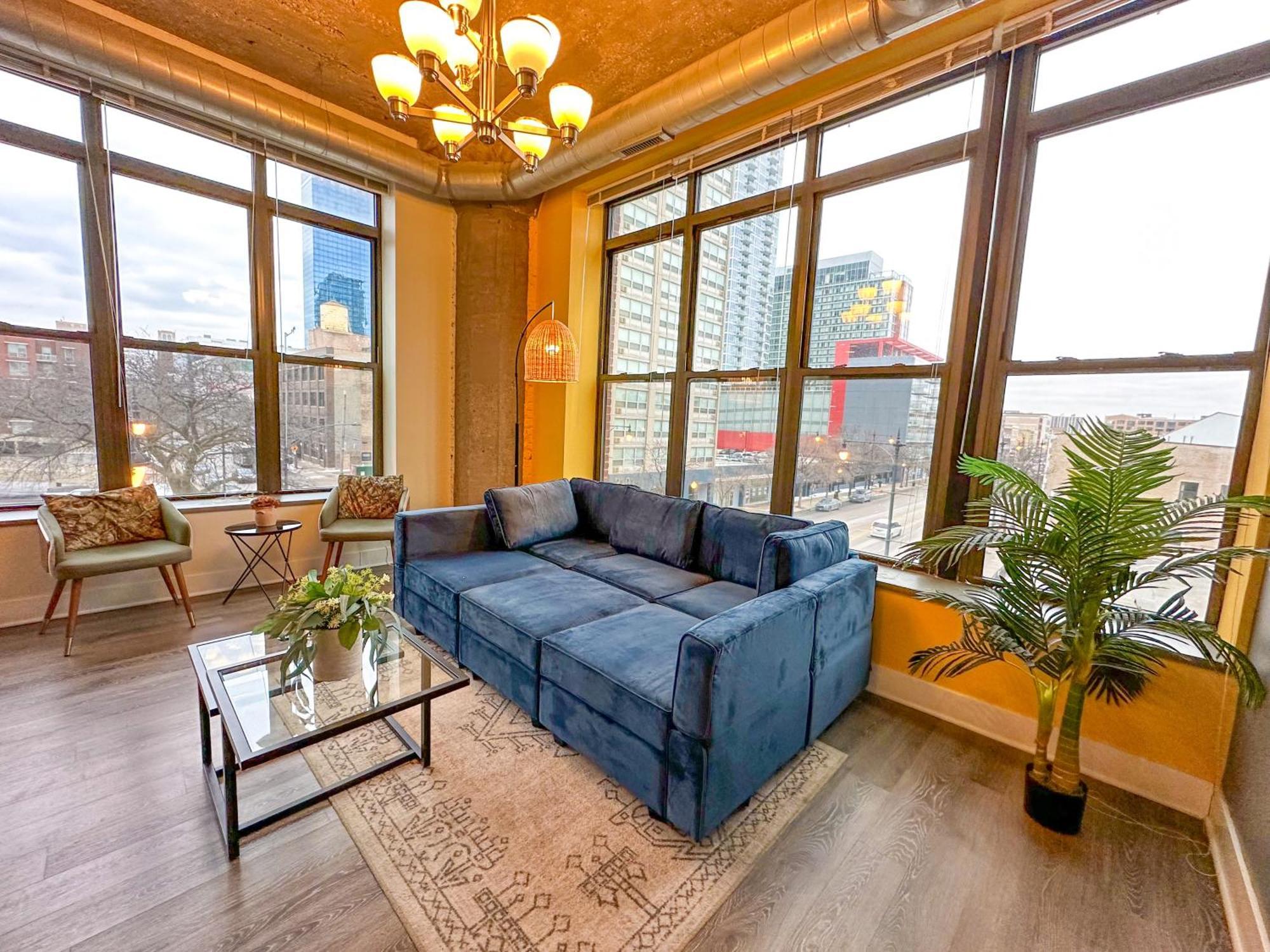 Mccormick Place Stylish Corner With Optional Parking And Gym Access Sleep 6 In South Loop Chicago
