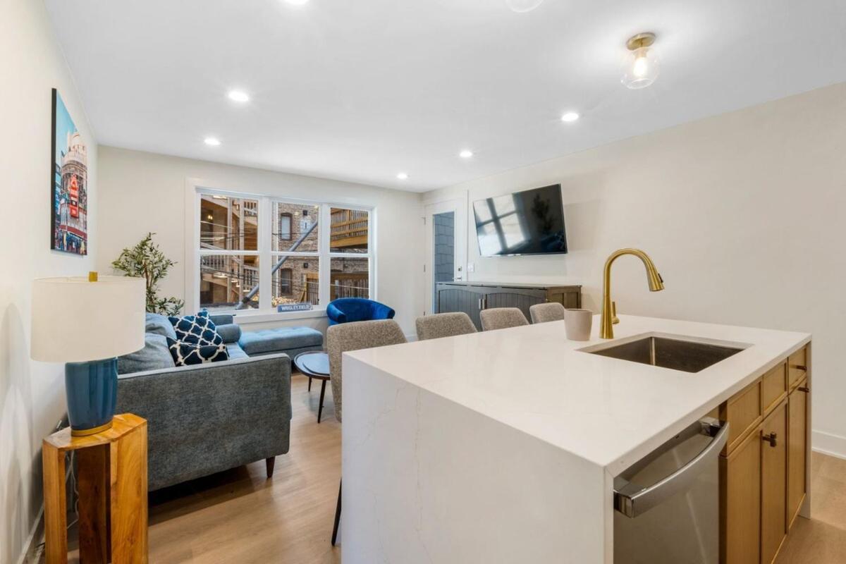 1 Bedroom With Rooftop And Wrigley Views