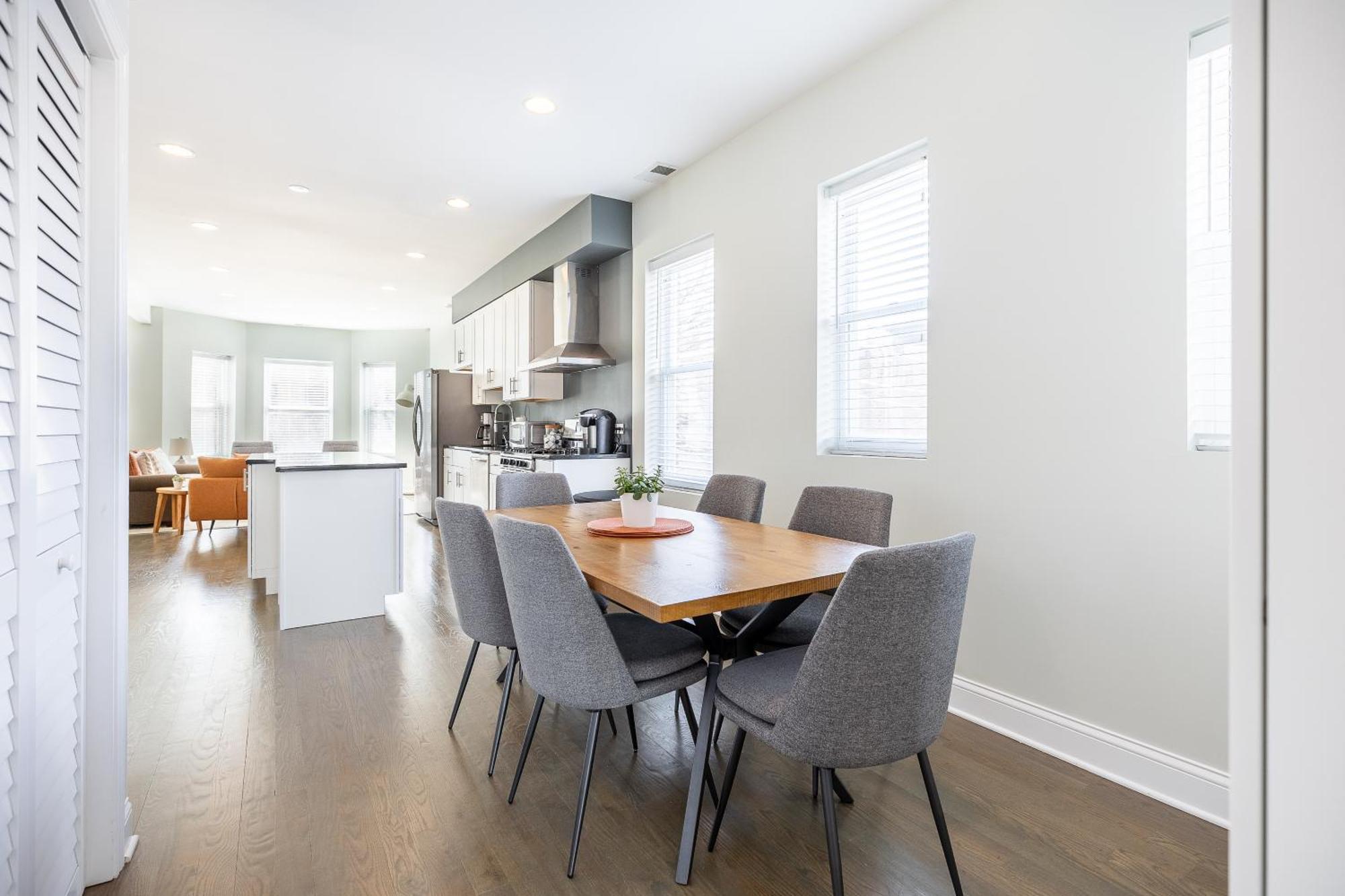 Apartment Uptown Bright & Modern - Steps To Lake, Train, Amazing Food & Free Parking