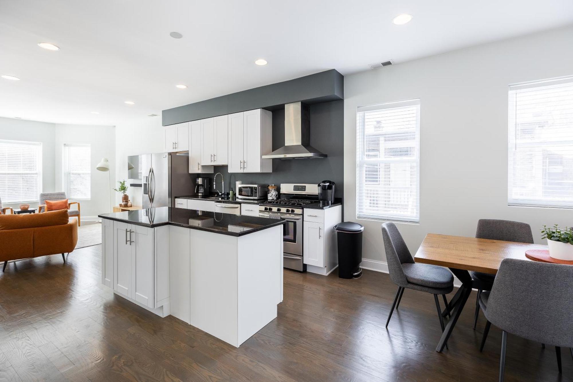 Uptown Bright & Modern - Steps To Lake, Train, Amazing Food & Free Parking Chicago