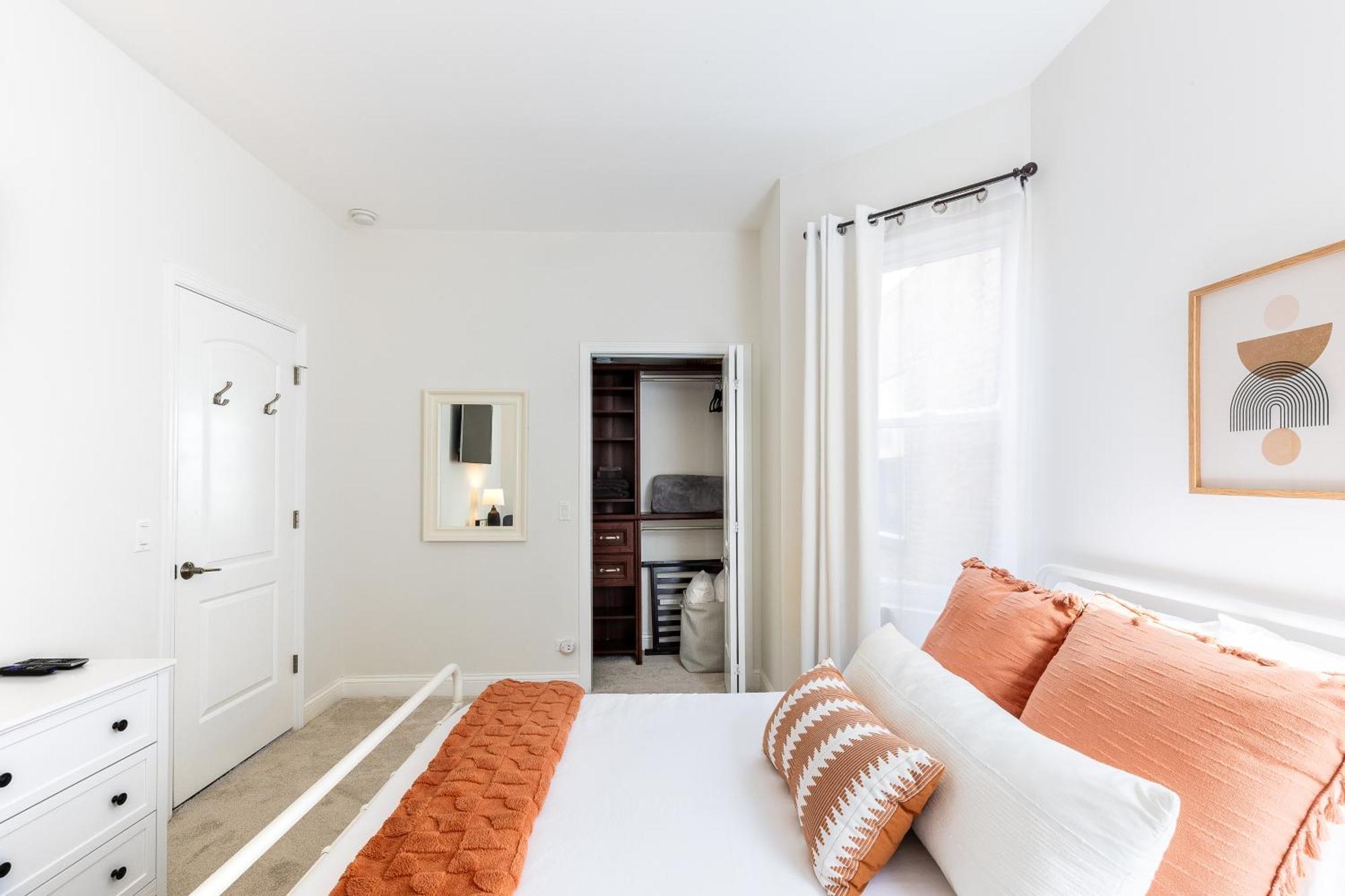 Uptown Bright & Modern - Steps To Lake, Train, Amazing Food & Free Parking
