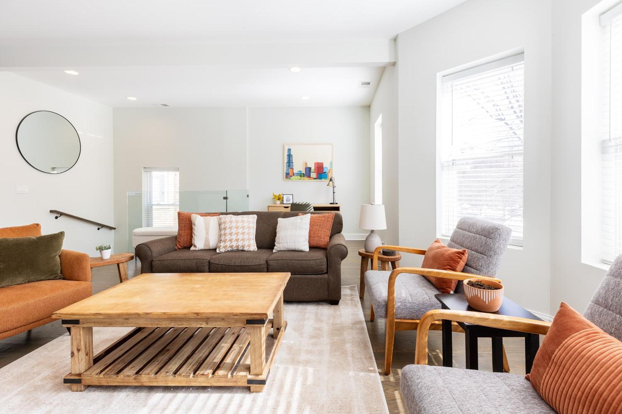 Uptown Bright & Modern - Steps To Lake, Train, Amazing Food & Free Parking Apartment *