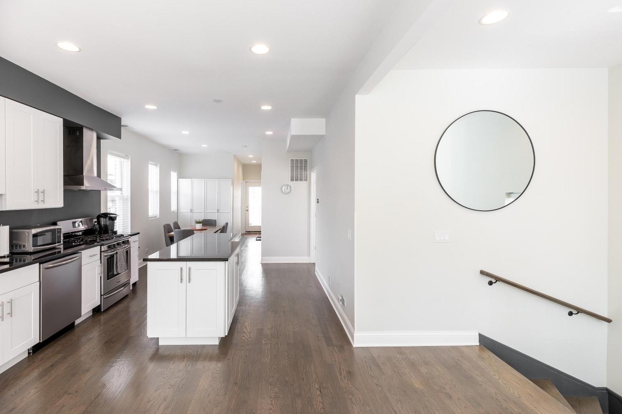 Uptown Bright & Modern - Steps To Lake, Train, Amazing Food & Free Parking *