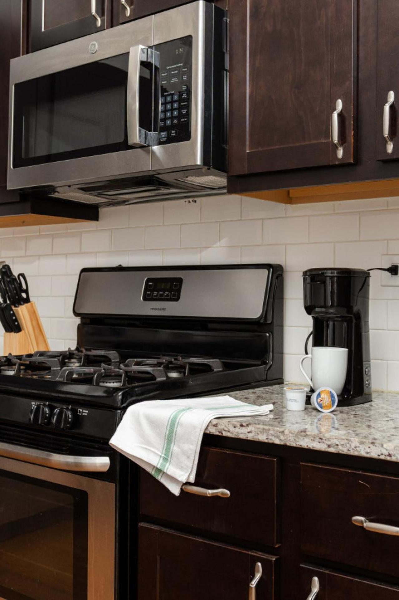 Ukrainian Village 2br Modern D2 Apartment *