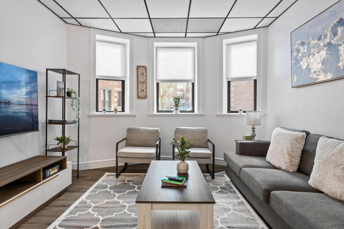 Chic 2br Getaway Queen Beds Fast Wifi Apartment *
