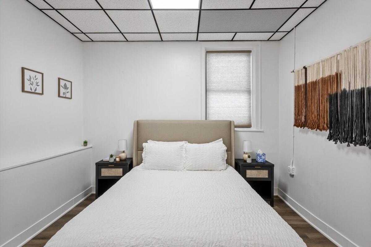 Chic 2br Getaway Queen Beds Fast Wifi Apartment