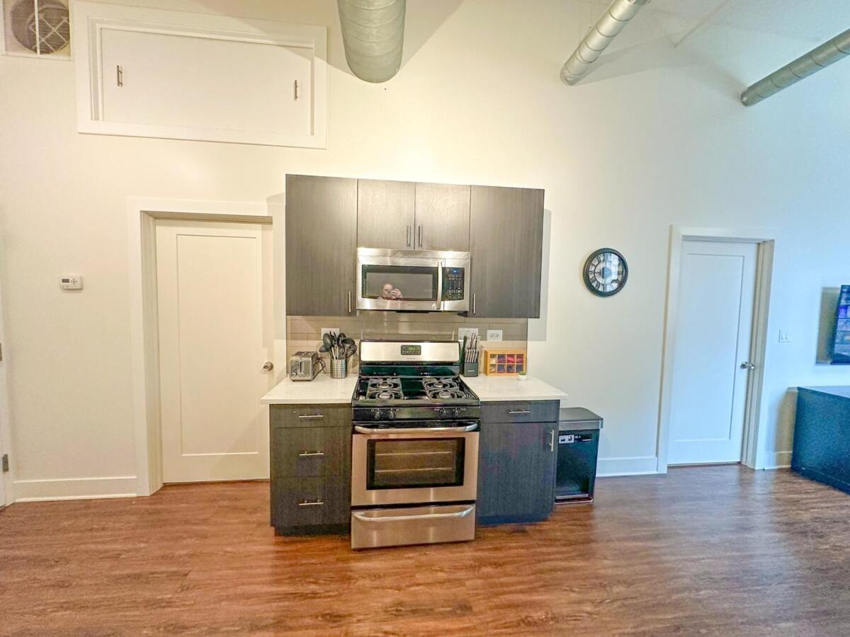 Spacious 3br In South Loop Near Mccormick Place, Soldier Field And Front *