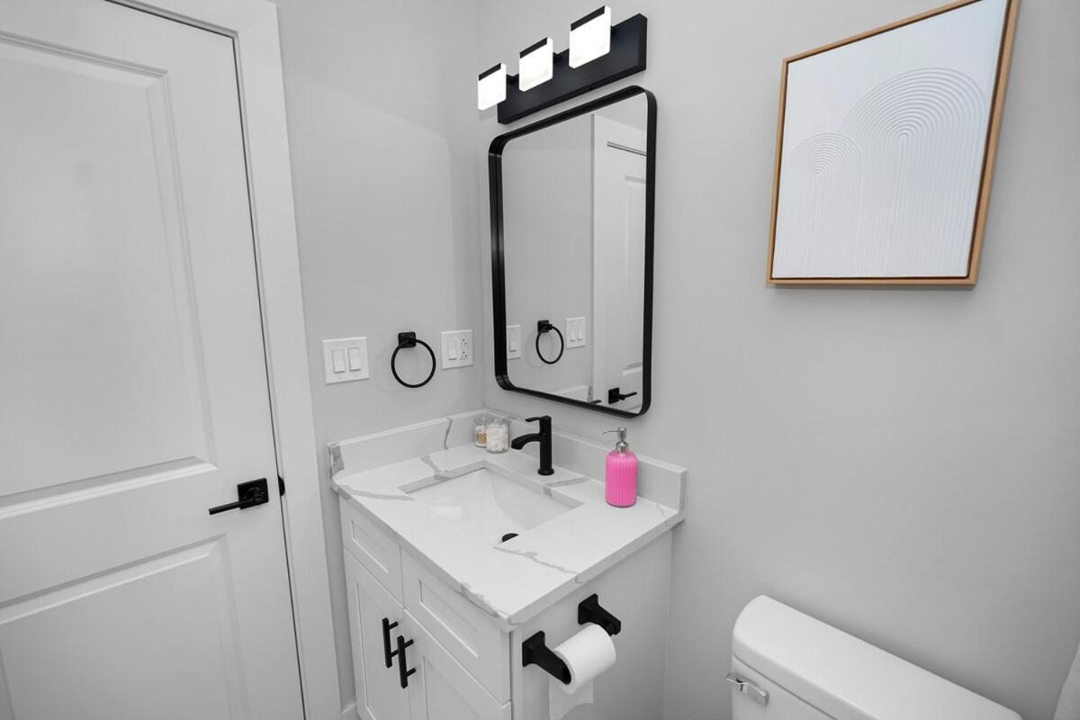 Stylish Cozy 3br Retreat With Free Parking Near Pilsen Art Center, Douglas Park And Of Illinois