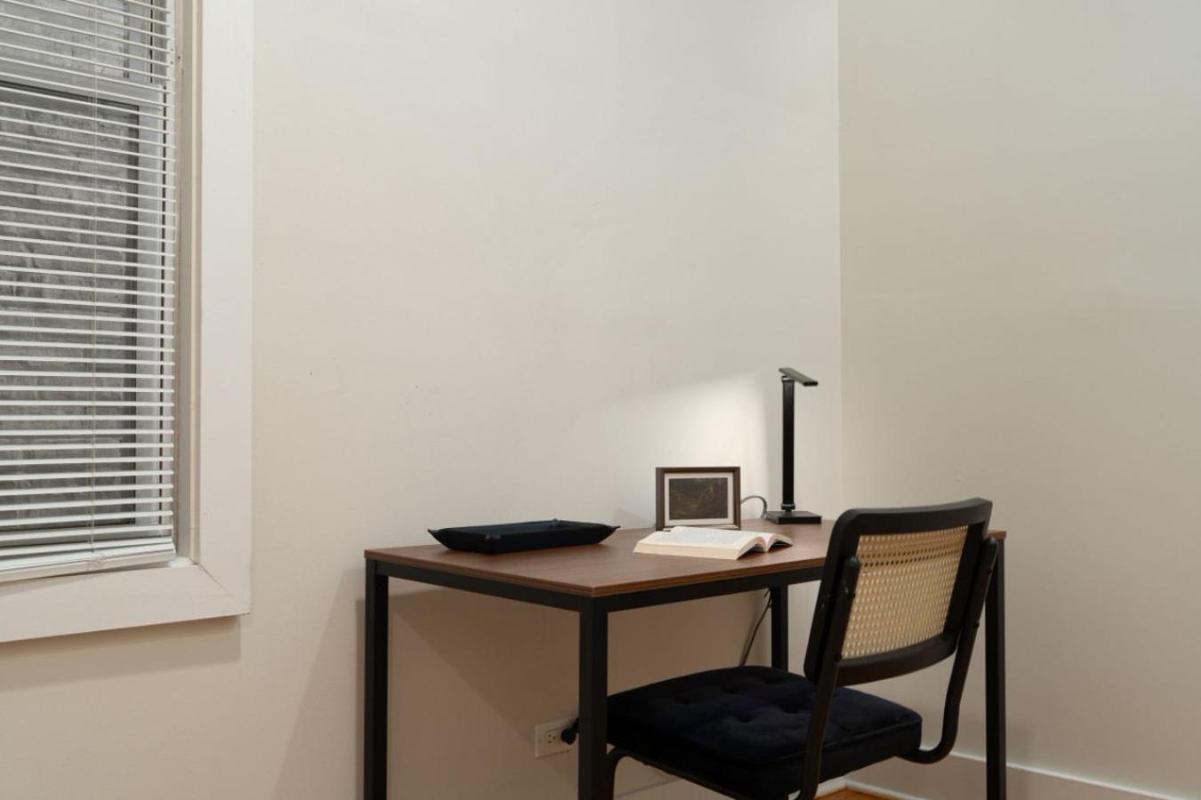 Apartment Spacious Apartment With Office And Courtyard *