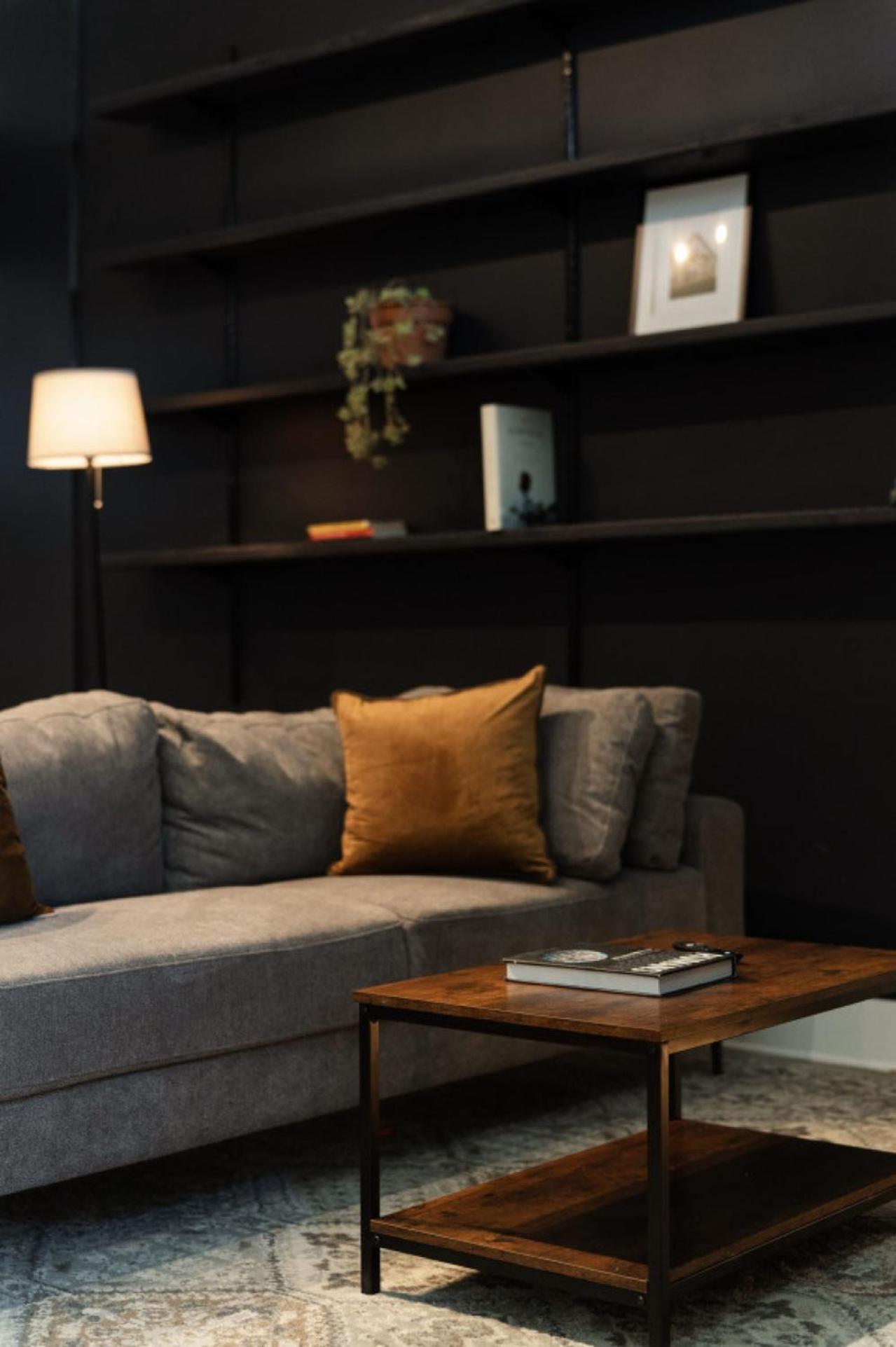 Spacious Apartment With Office And Courtyard Chicago