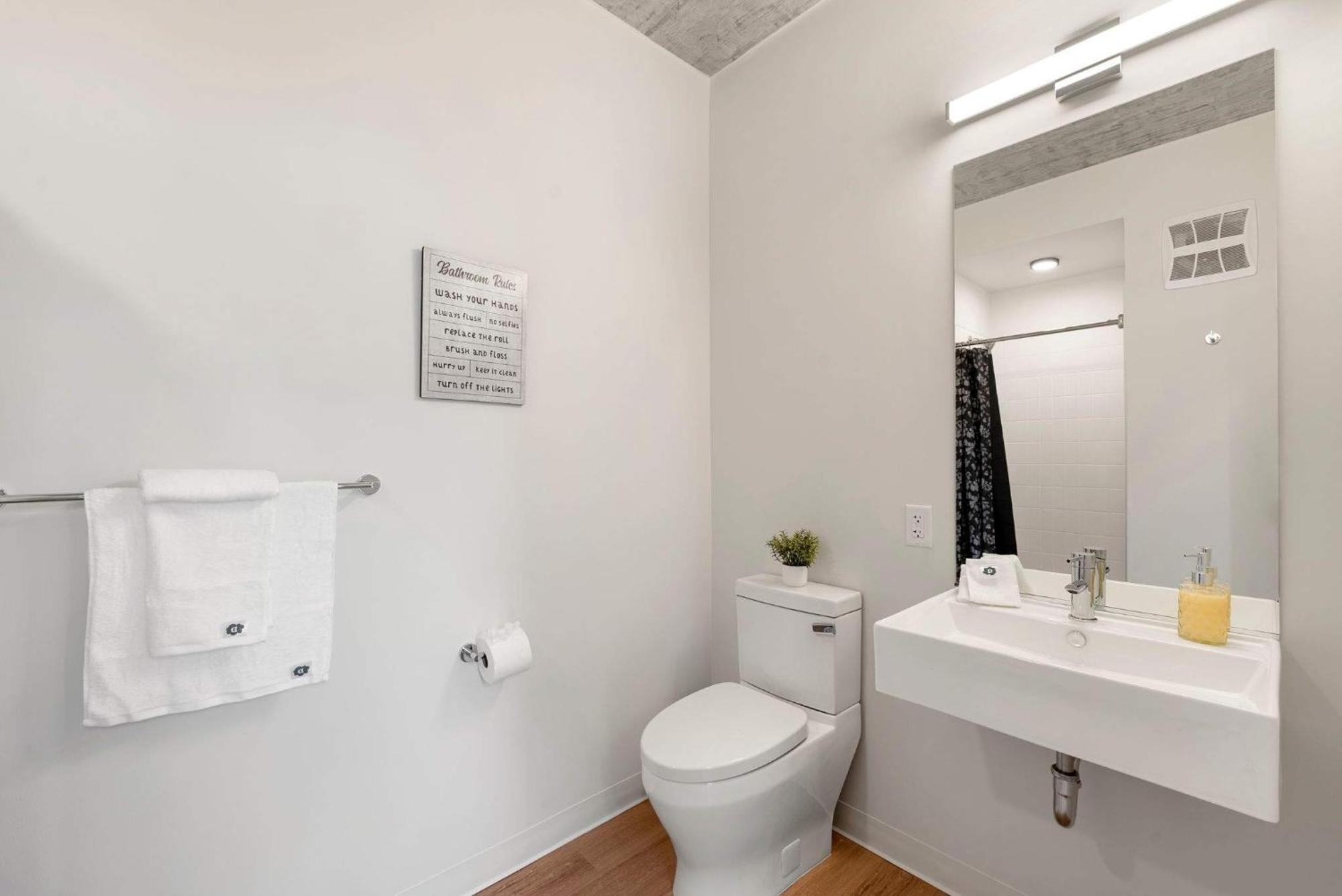 Lux 3 Bed 3 Bath High Rise With Gym & Amenities