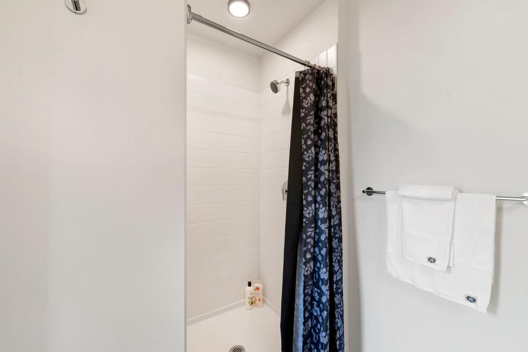 Lux 3 Bed 3 Bath High Rise With Gym & Amenities Apartment