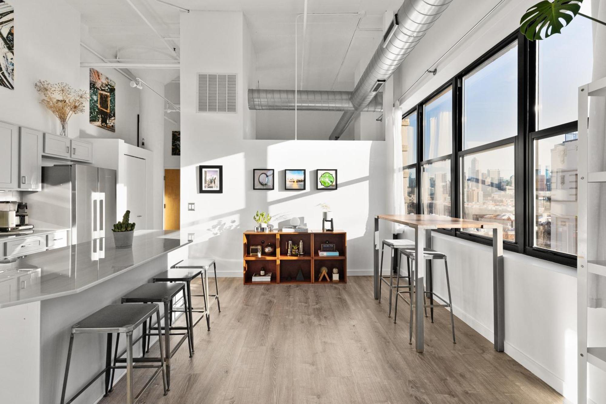 Modern Historic Loft 19ft Ceilings, Gym, Heated Parking, Skyline Views, Balcony * Chicago