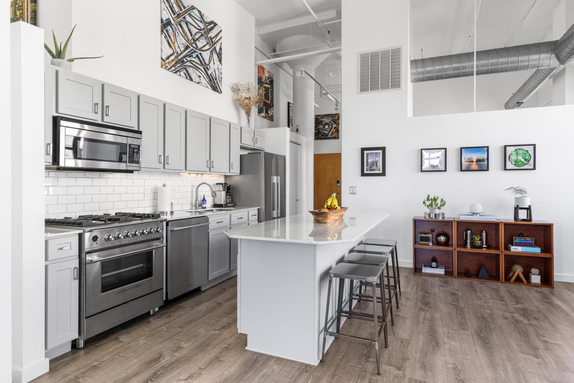 Modern Historic Loft 19ft Ceilings, Gym, Heated Parking, Skyline Views, Balcony Chicago