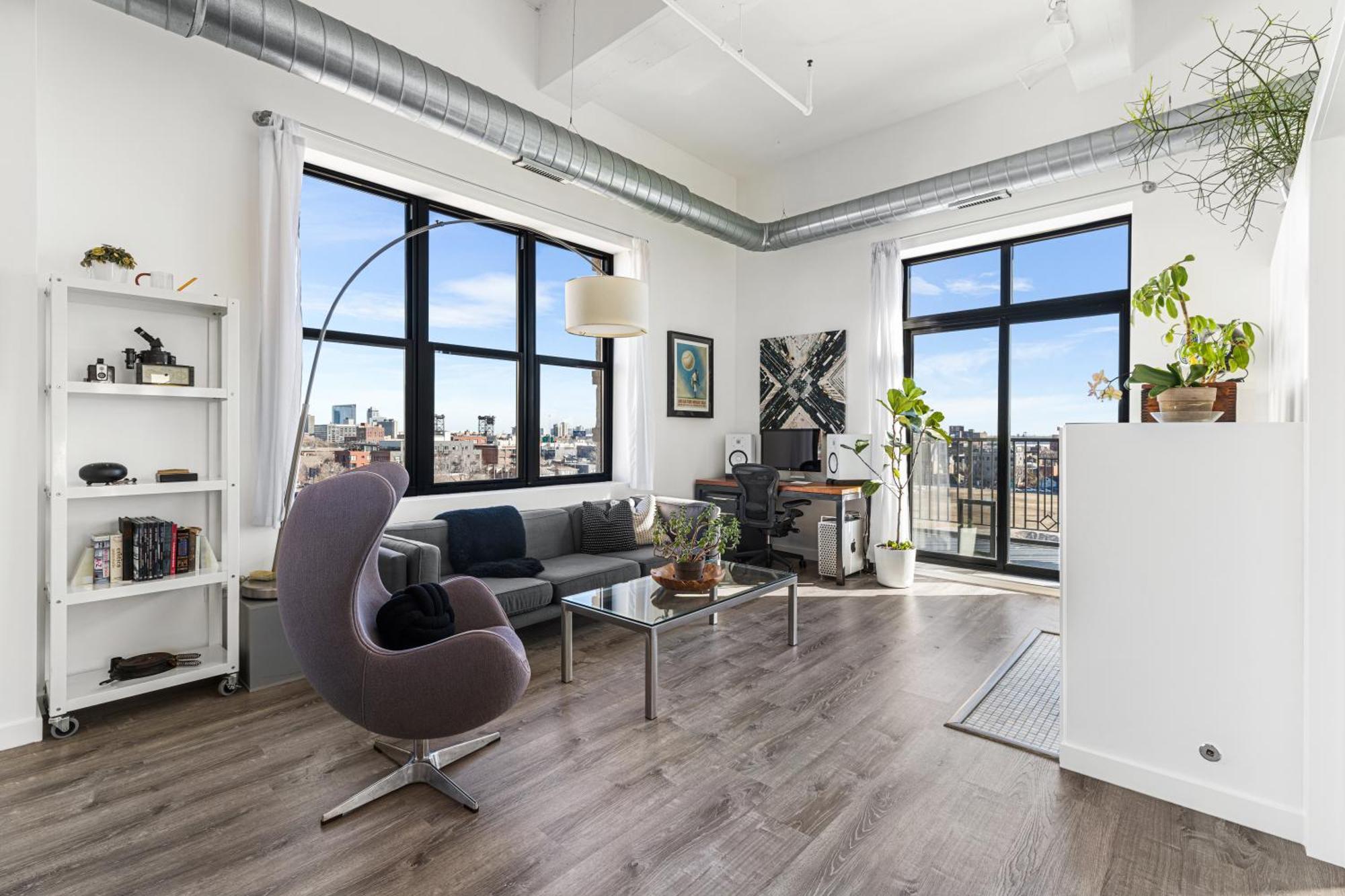 Modern Historic Loft 19ft Ceilings, Gym, Heated Parking, Skyline Views, Balcony * Chicago