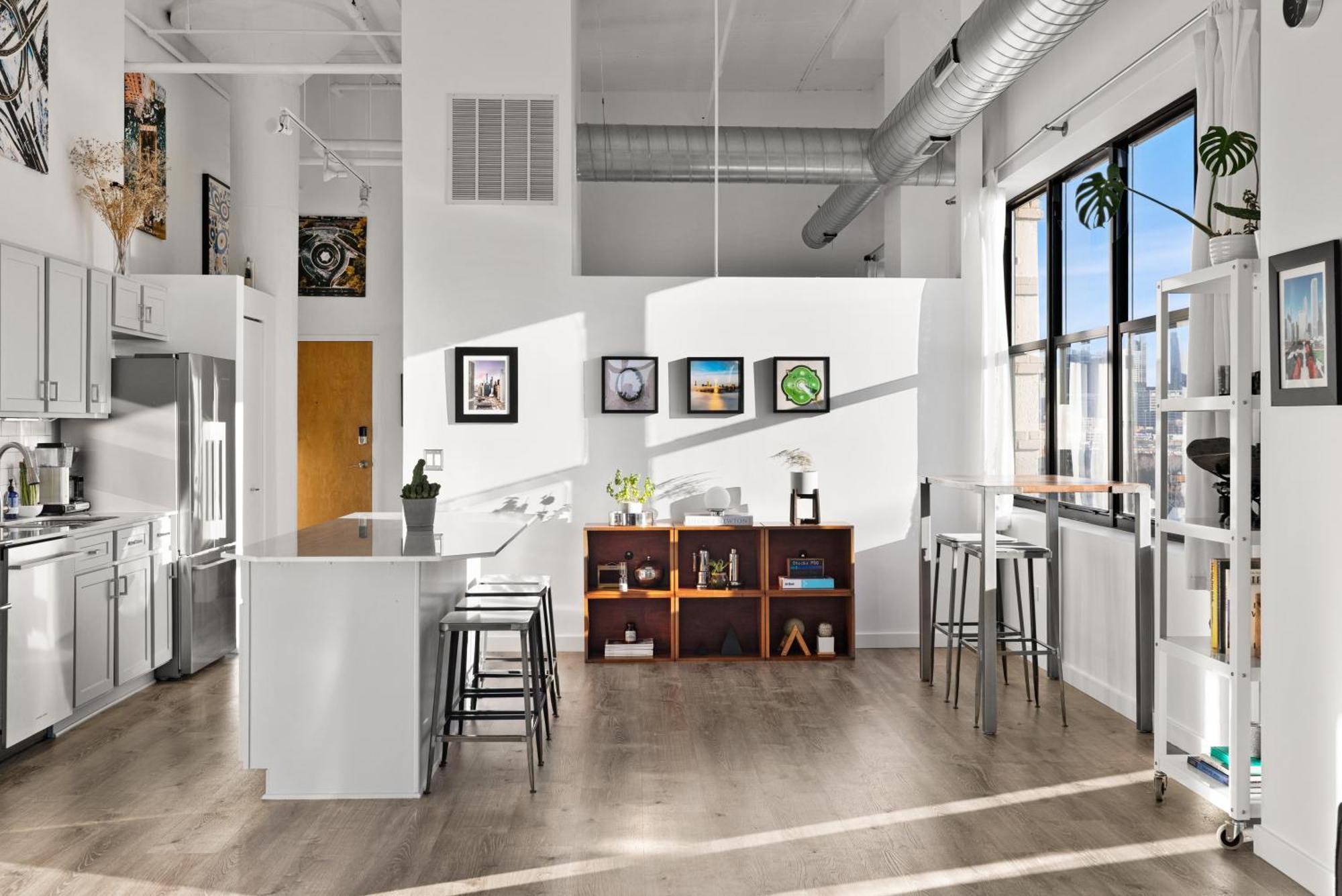 Modern Historic Loft 19ft Ceilings, Gym, Heated Parking, Skyline Views, Balcony Apartment Chicago