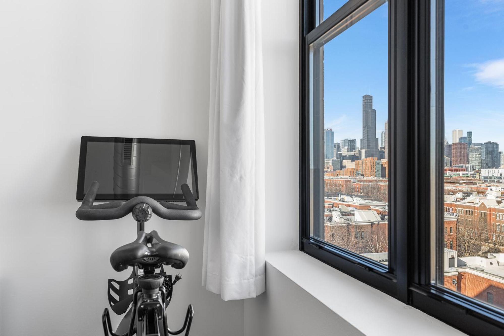Modern Historic Loft 19ft Ceilings, Gym, Heated Parking, Skyline Views, Balcony Apartment Chicago