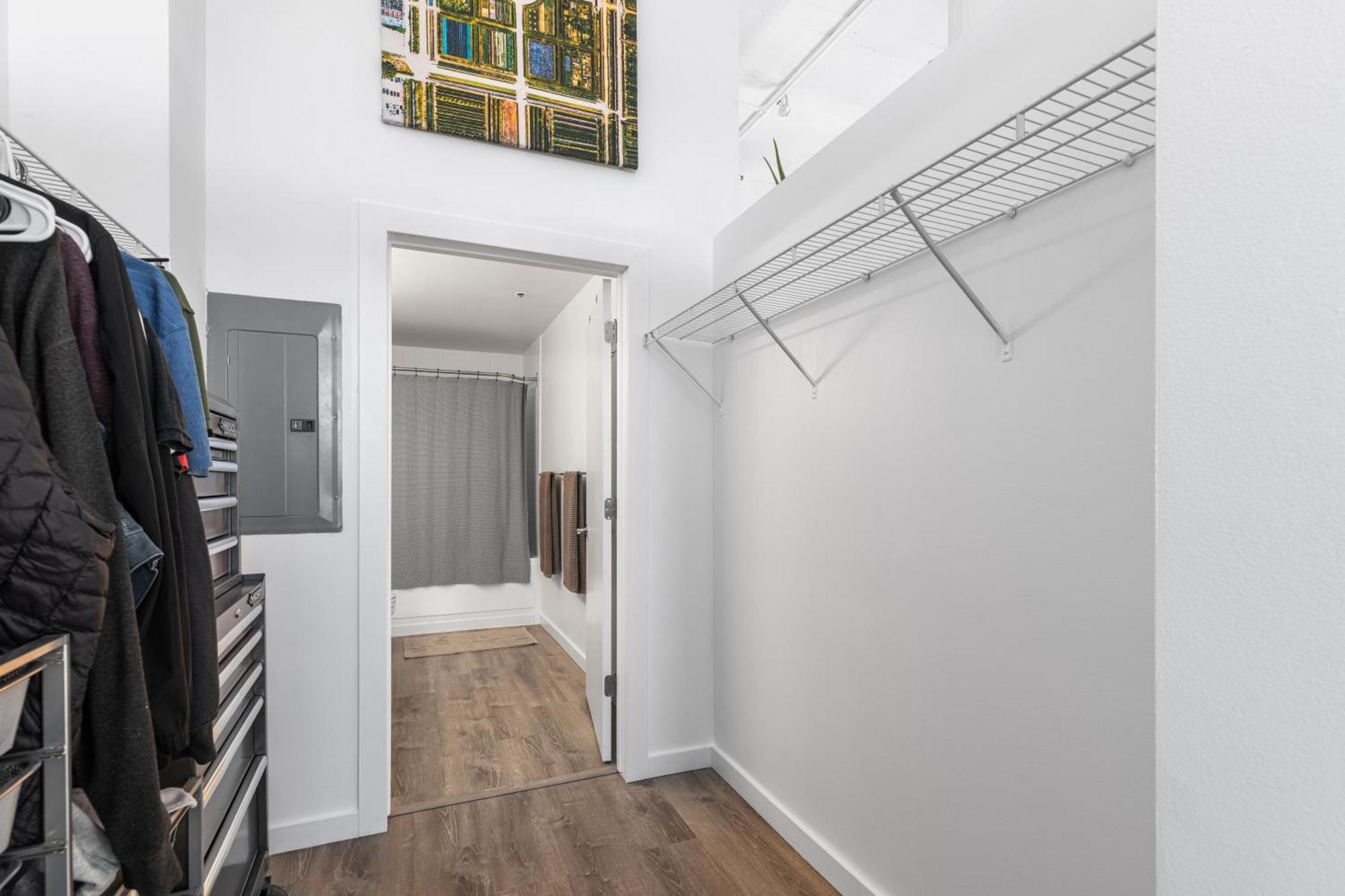 Modern Historic Loft 19ft Ceilings, Gym, Heated Parking, Skyline Views, Balcony