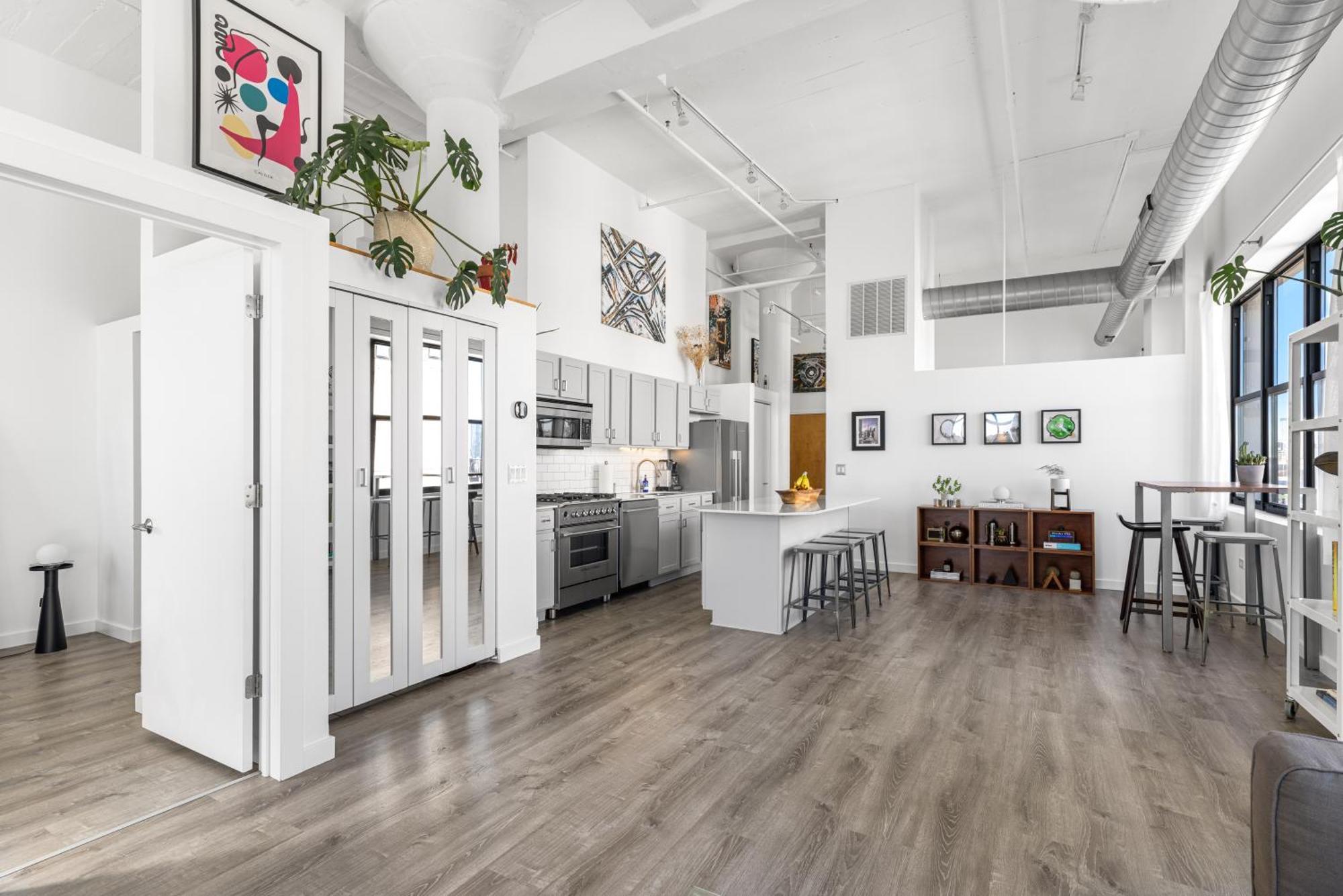 Apartment Modern Historic Loft 19ft Ceilings, Gym, Heated Parking, Skyline Views, Balcony