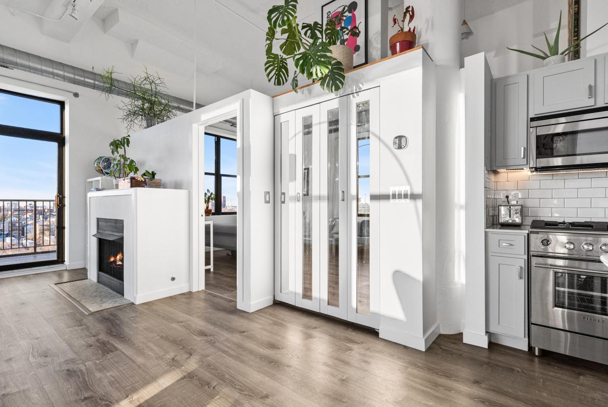 Modern Historic Loft 19ft Ceilings, Gym, Heated Parking, Skyline Views, Balcony Apartment *
