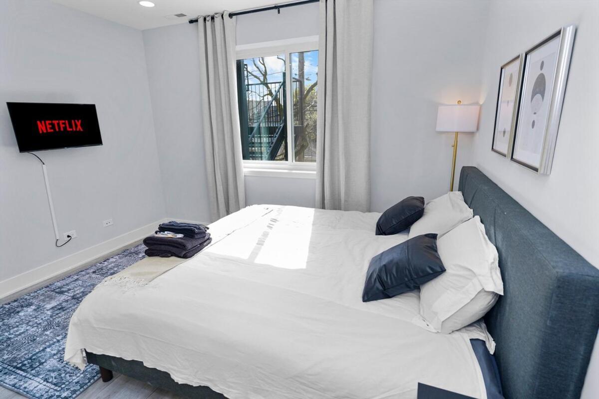 Pilsen Art Center Family Friendly 3br Retreat With Free Parking Near Medical District, Douglas Park And Illinois Apartment