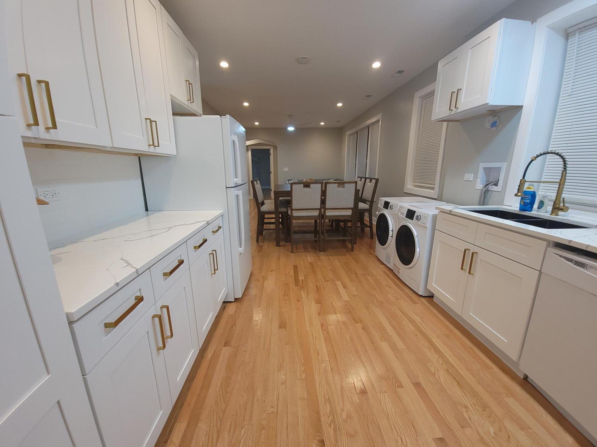 Beautiful 4 Bedroom 2 Bathroom Near Everything Apartment *