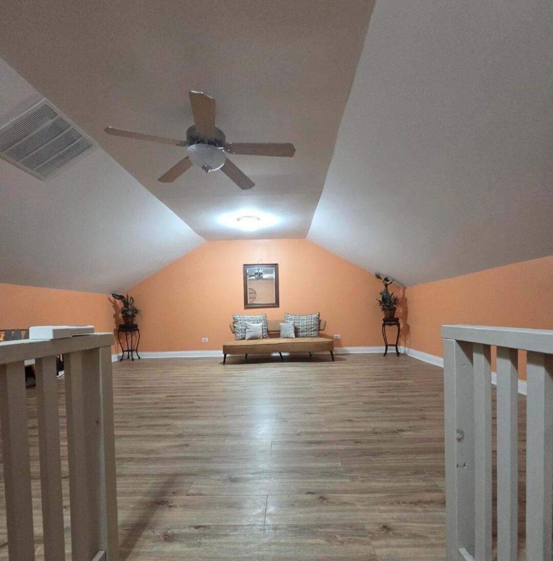 Apartment A Cozy Escape Spacious 3-bedroom With Bonus Area Chicago