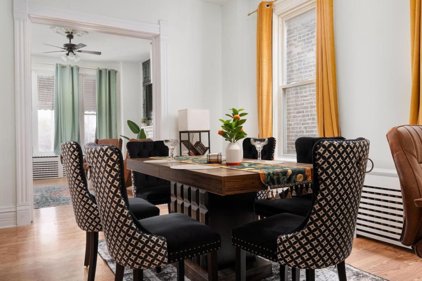 Dwntn 10mins And Sleeps 10 In Vintage And Free Parking Apartment Chicago
