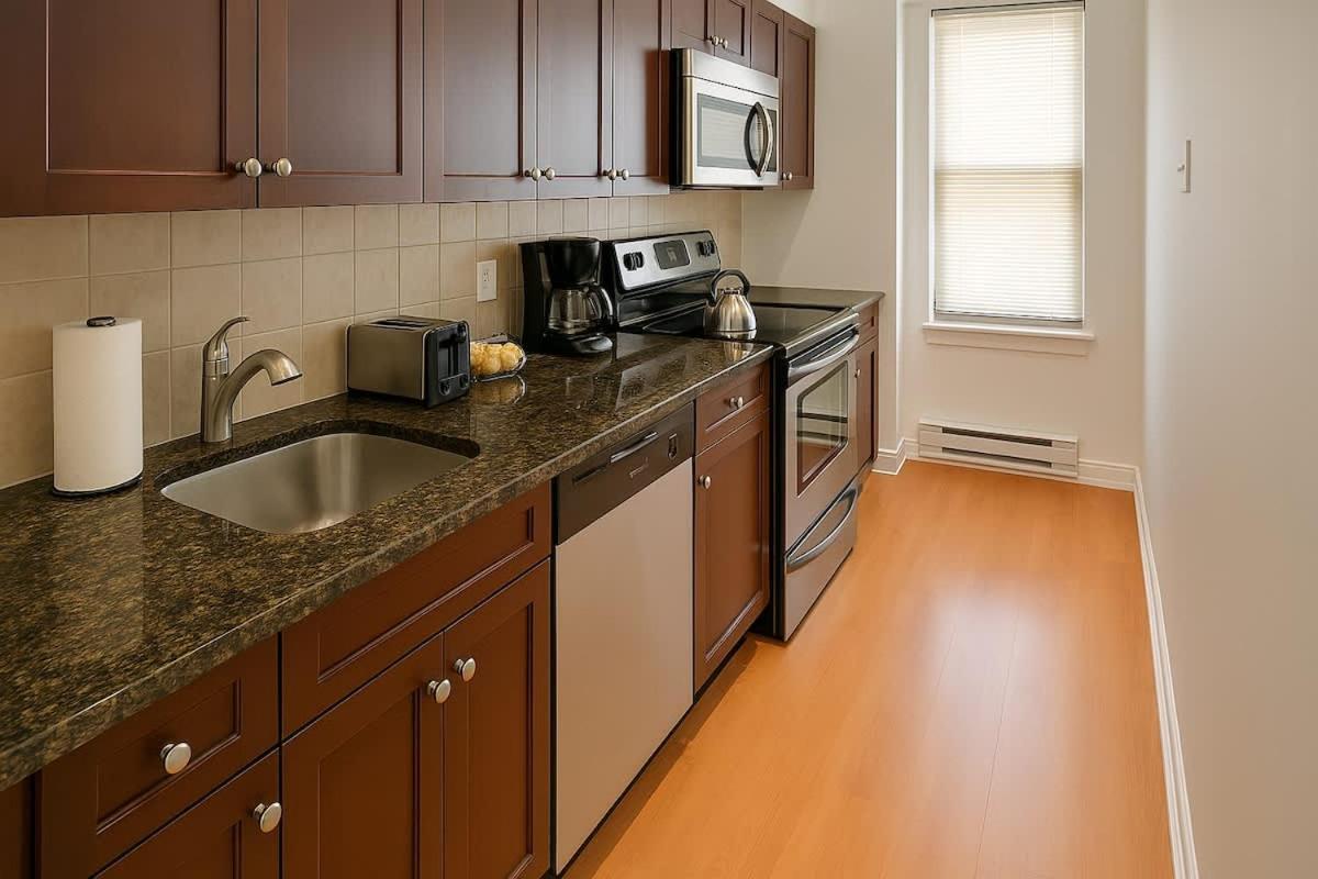 Cozy And Roomy 2br In - Lsalle 1802