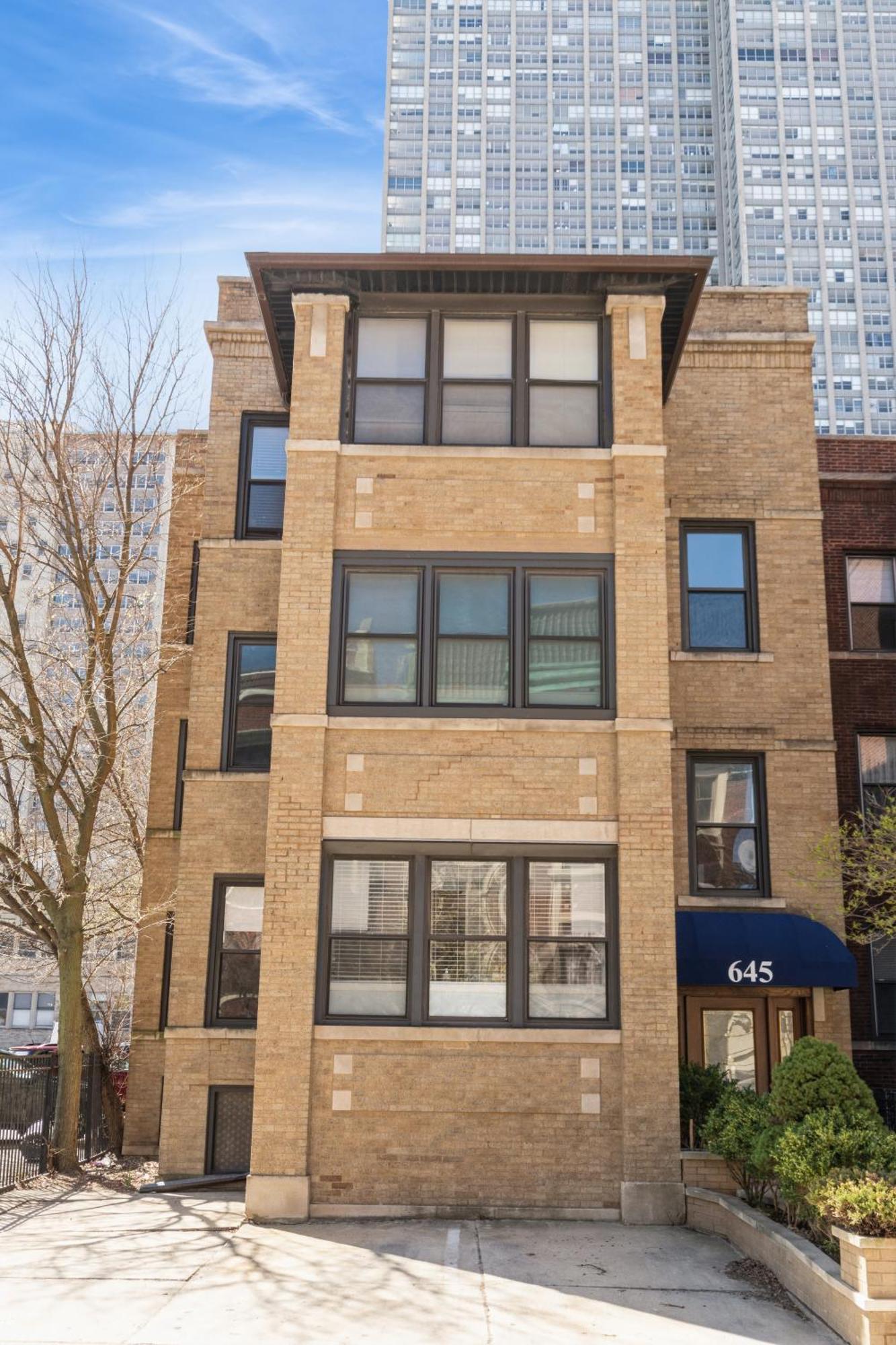 Wrigleyville Away From Home! 5 Mins From Downtown! Steps From Lake!! Cozy! Apartment