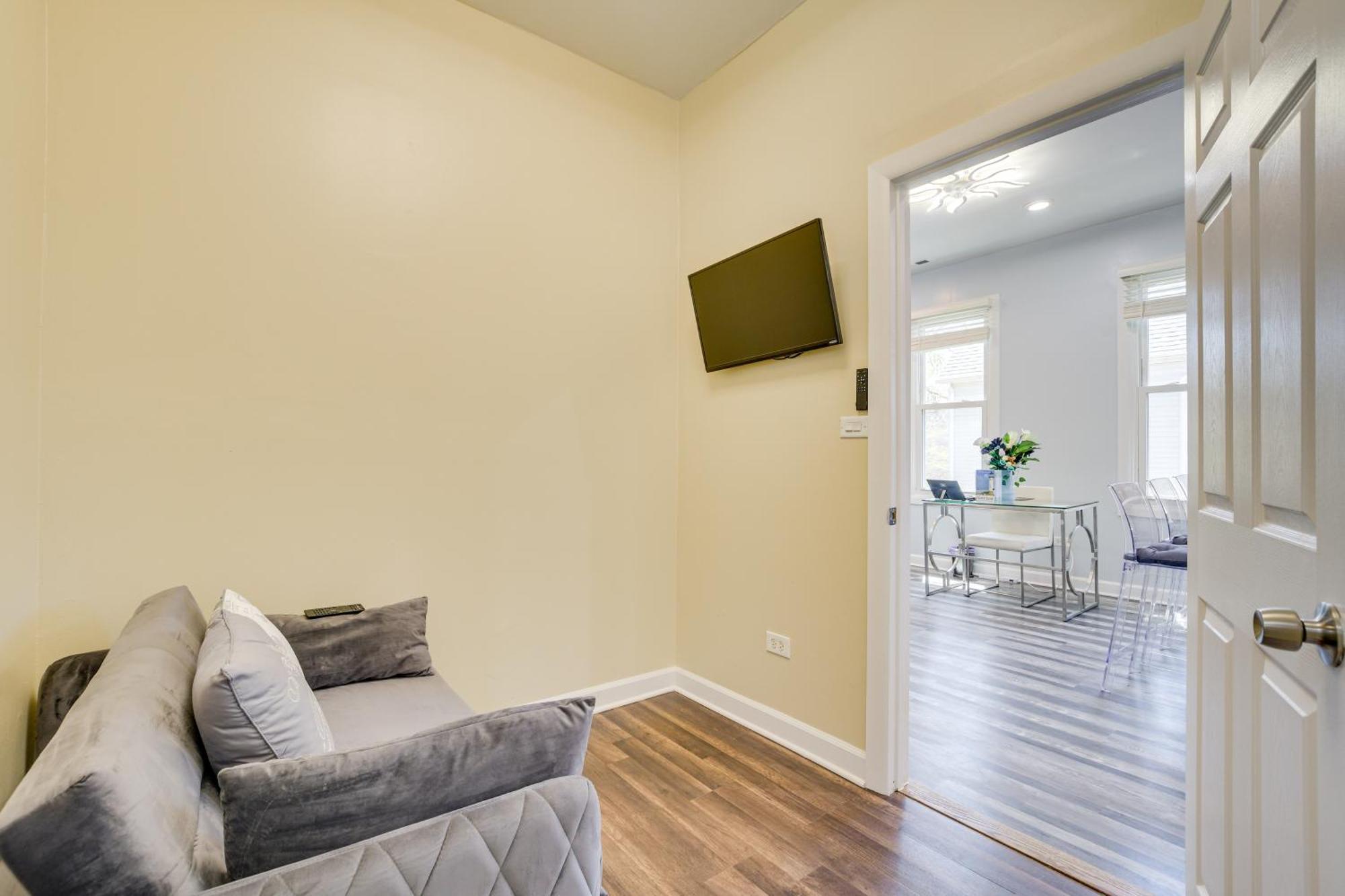 Walk To Metra Long-term Getaway In Chicago! Apartment